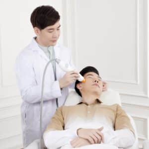 คุณหมอนิติธรรม กำลังทำเลเซอร์หน้าให้กับคนไข้